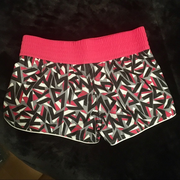 NWOT Nike Printed Pink, Gray & White Running Short - Picture 2 of 4